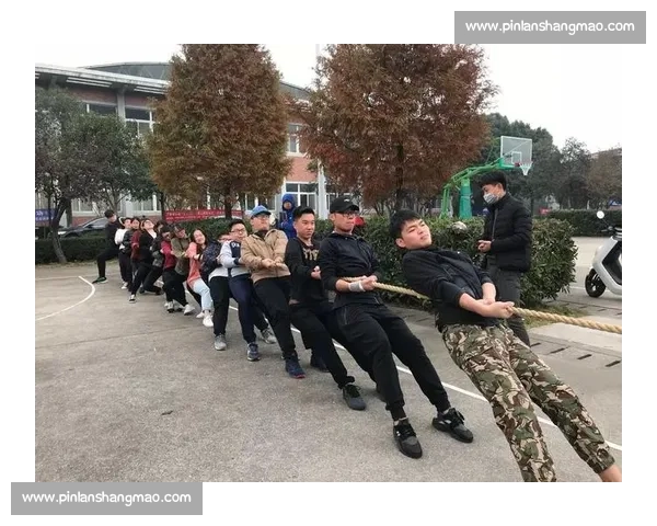 《校园拔河竞技赛：团结力量大，青春热血奋勇前行》